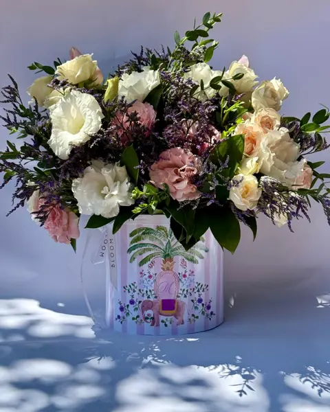 CAIXA BABY FEMININA PERSONALIZADA COM ARRANJO DE FLORES NATURAIS.
