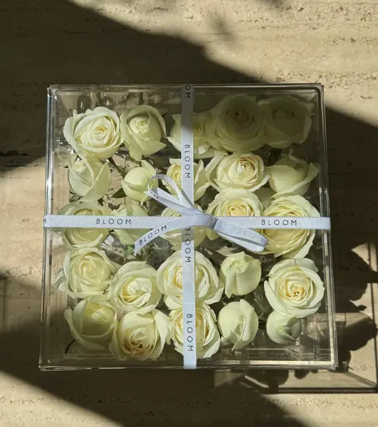 CAIXA ACRÍLICA COM 25 ROSAS