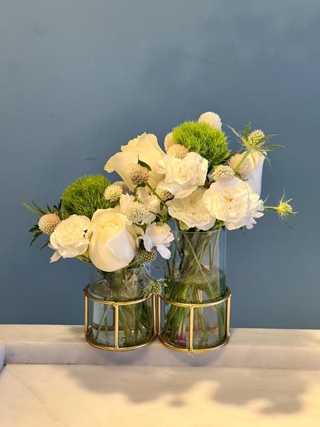 ARRANJO FLORAL EM VASINHOS DE VIDRO COM SUPORTE EM METAL