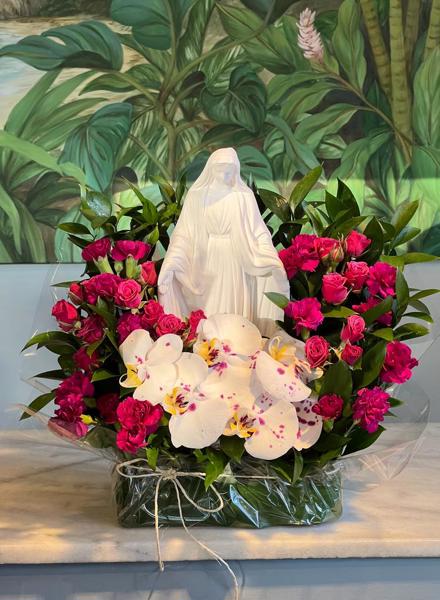IMAGEM DE NOSSA SENHORA EM GESSO COM ARRANJO FLORAL.