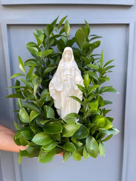 NOSSA SENHORA EM GESSO COM FOLHAGENS.