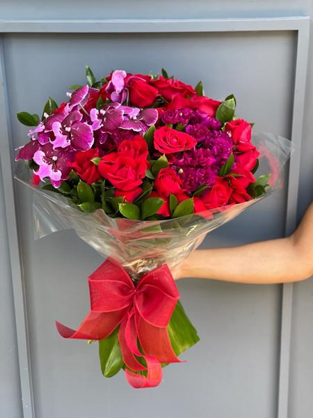 BOUQUET MIX DE FLORES COM ORQUÍDEAS