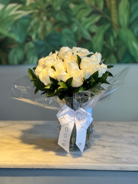 ARRANJO FLORAL COM ROSAS BRANCAS EM VASO DE VIDRO