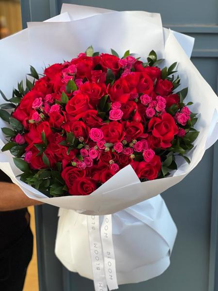 BOUQUET COM MINI ROSAS E 50 ROSAS COLOMBIANAS.