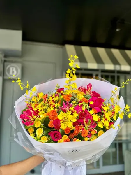 BOUQUET G MIX DE FLORES E ORQUÍDEAS CHUVA DE OURO