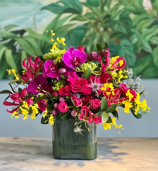 ARRANJO COM MIX DE FLORES E ORQUÍDEAS EM VASO DE VIDRO