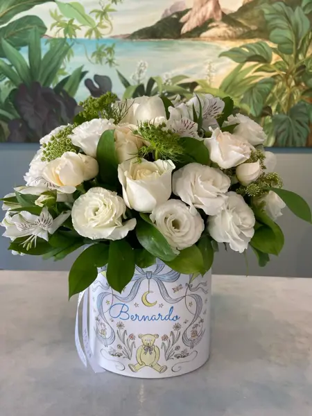 CAIXA BABY PERSONALIZADA COM ARRANJO DE FLORES NATURAIS.
