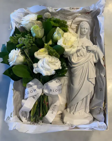 CAIXA CARTONADA COM MINI BOUQUET DE FLORES E IMAGEM EM PÓ DE MÁRMORE