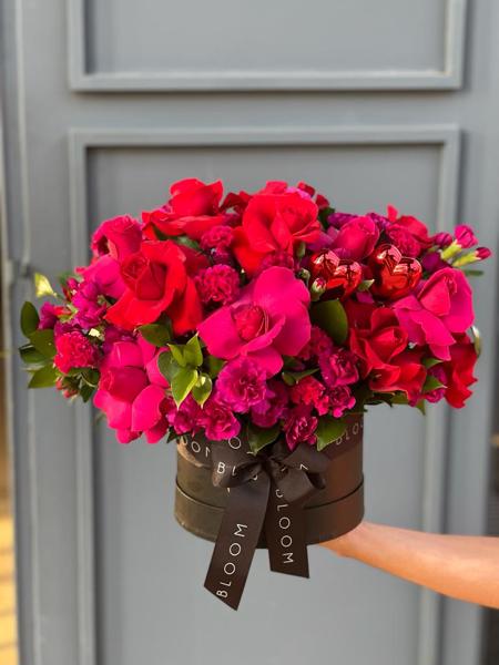 MIX DE FLORES VERMELHAS E PINK EM CAIXA G, COM CORAÇÕES DECORATIVOS.