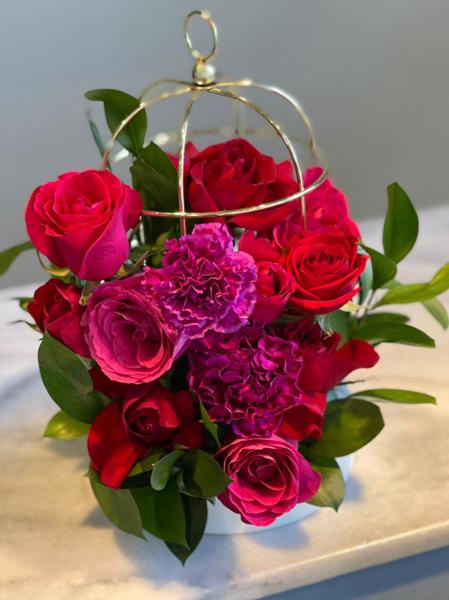 ARRANJO COM MIX DE FLORES.