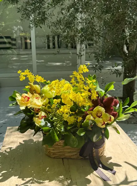 ARRANJO DE FLORES COM ORQUÍDEAS DE CORTE E URUCUM