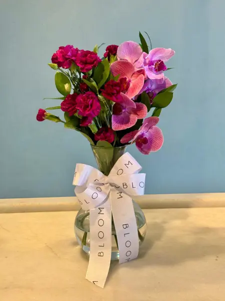 ARRANJO FLORAL EM VIDRO COM ORQUIDEAS PHALAENOPSIS