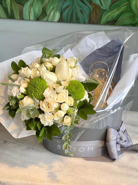 CAIXA COM BOUQUET E SANTA EM MURANO E OURO.