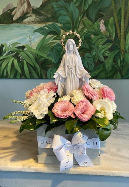 IMAGEM DE NOSSA SENHORA EM MÁRMORE COM ARRANJO DE FLORAL.