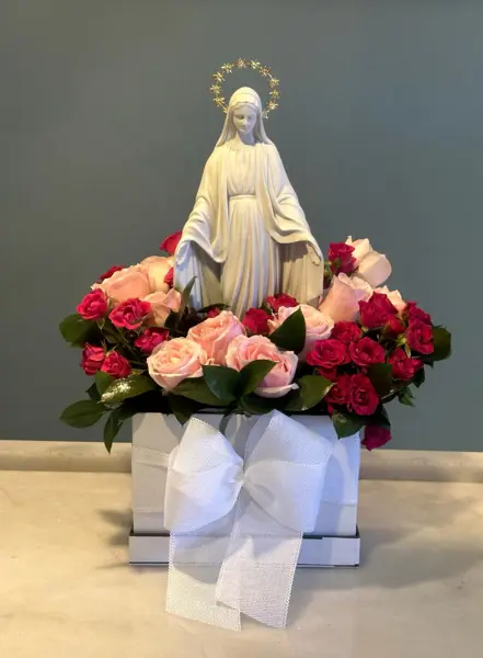 IMAGEM DE NOSSA SENHORA EM MARMORE COM ARRANJO DE FLORAL
